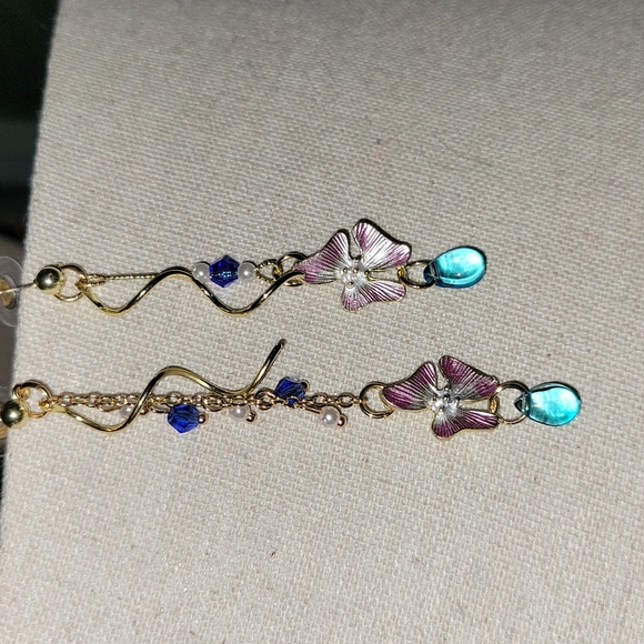 💥LAST ONE💥Fairy Flower Spiral Long Dangle Gold Tone Mismatched Earrings - Picture 8 of 9